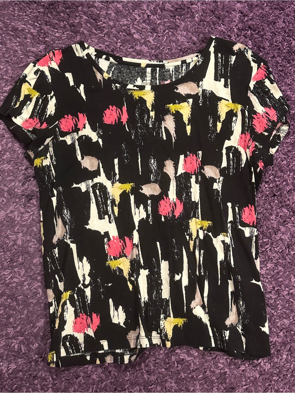 Daisy Fuentes Black Short Sleeve Tee with Pink, Yellow & White Brushstroke Print